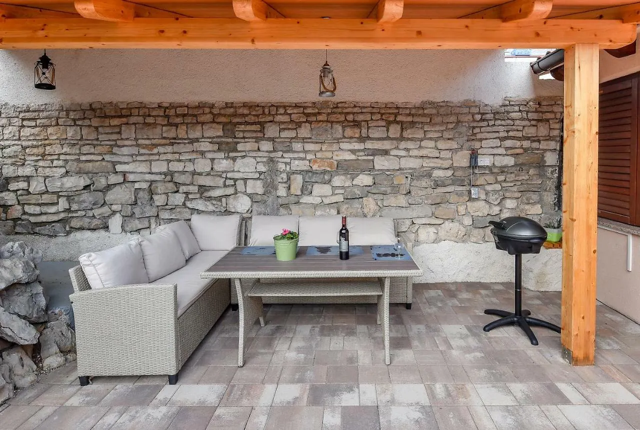 Vintage Garden Apartment Pula